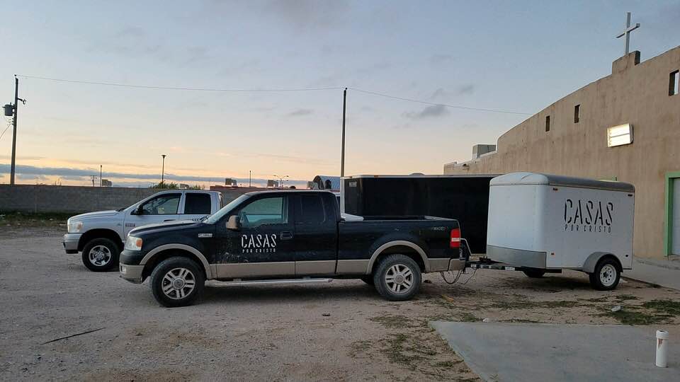 Truck and trailer ready to serve for Casas por Cristos